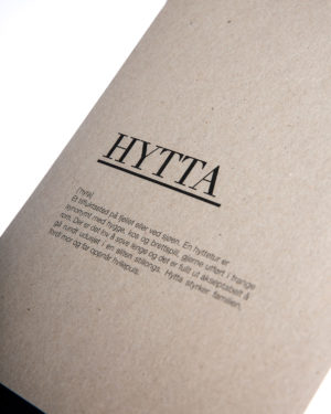 Nærbilde av HYTTA poster A4