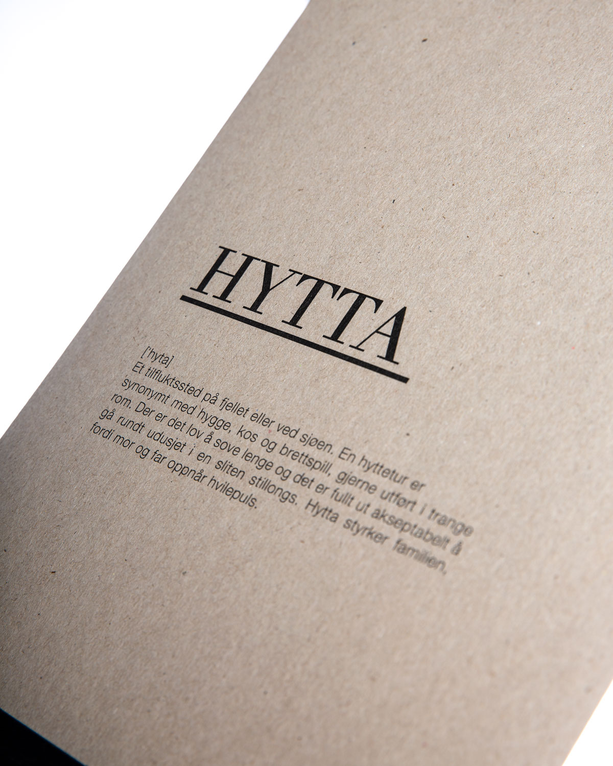 Nærbilde av det miljøvennlige papiret på HYTTA posteren
