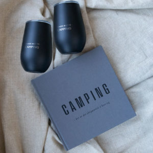 Campingbok + 2 kopper