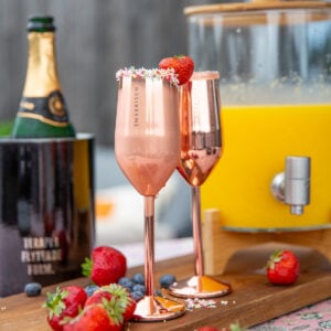 2 pk champagneglass med teksten småbrisen