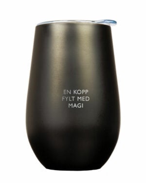 oval-sort-termokopp-med-lokk-med-teksten-en-kopp-fylt-med-magi