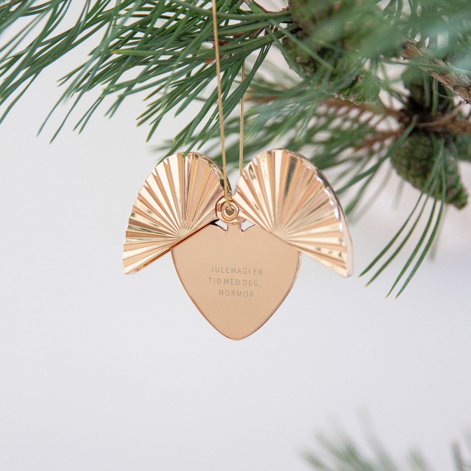 Hjerteåpner julepynt mormor – englevinger gull