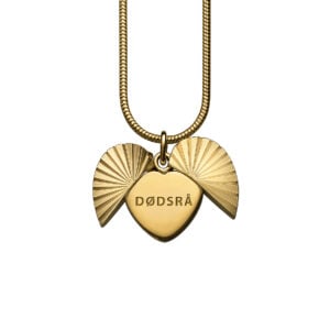Gullfarget smykke med hjerteformet anheng og to vingeformede sider, gravert med teksten «DØDSRÅ».