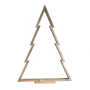 Vegghengt juletre i treverk montert på lys panelvegg ved vindu.